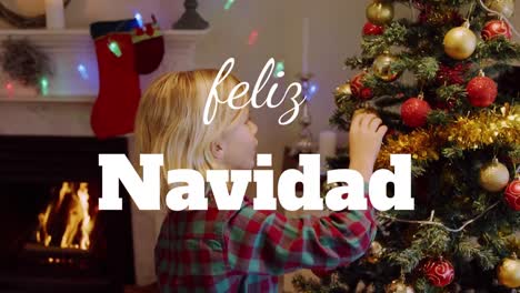 Un-Joven-Caucásico-Está-Decorando-Un-árbol-De-Navidad-Con-Adornos