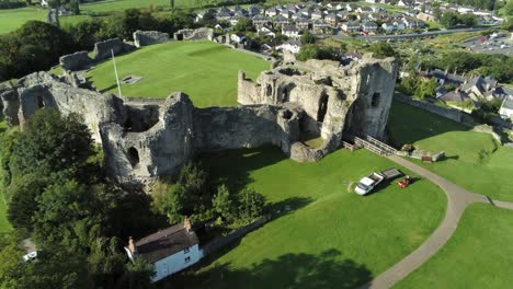 Mittelalterliches-Walisisches-Wahrzeichen-Denbigh-Castle-Mittelalterlicher-Alter-Hügel-Denkmal-Ruine-Touristenattraktion-Luftbild-Steigt-Von-Oben-Nach-Unten