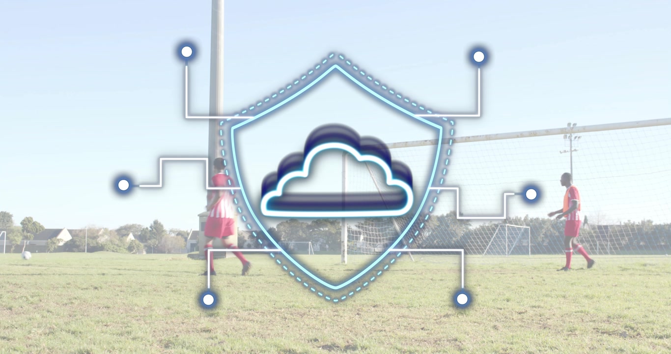 Squadra di calcio che si ferma in porta, particelle che si materializzano formando uno scudo di sicurezza cloud che difende i dati.