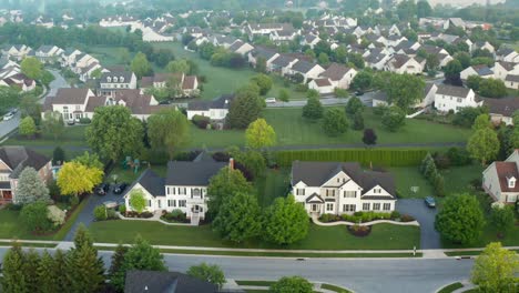 comunità suburbana del quartiere americano durante la mattinata nebbiosa estiva