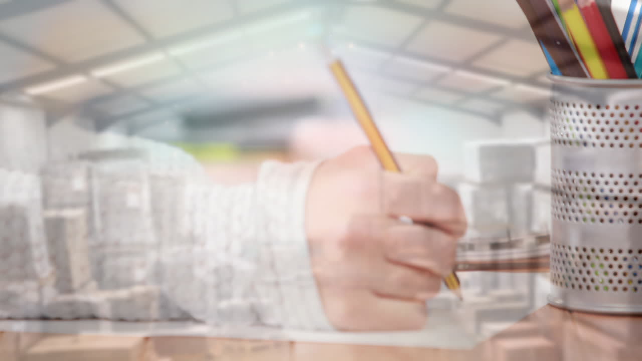 컴퓨터 키보드 를 사용 하고 창고 에 있는 상자 들 을 쌓아 놓고 글 을 쓰는 여자 의 애니메이션