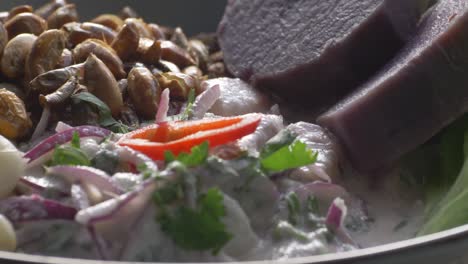 assiette de ceviche péruvienne, présentée sur une table tournante prête à manger partie 2