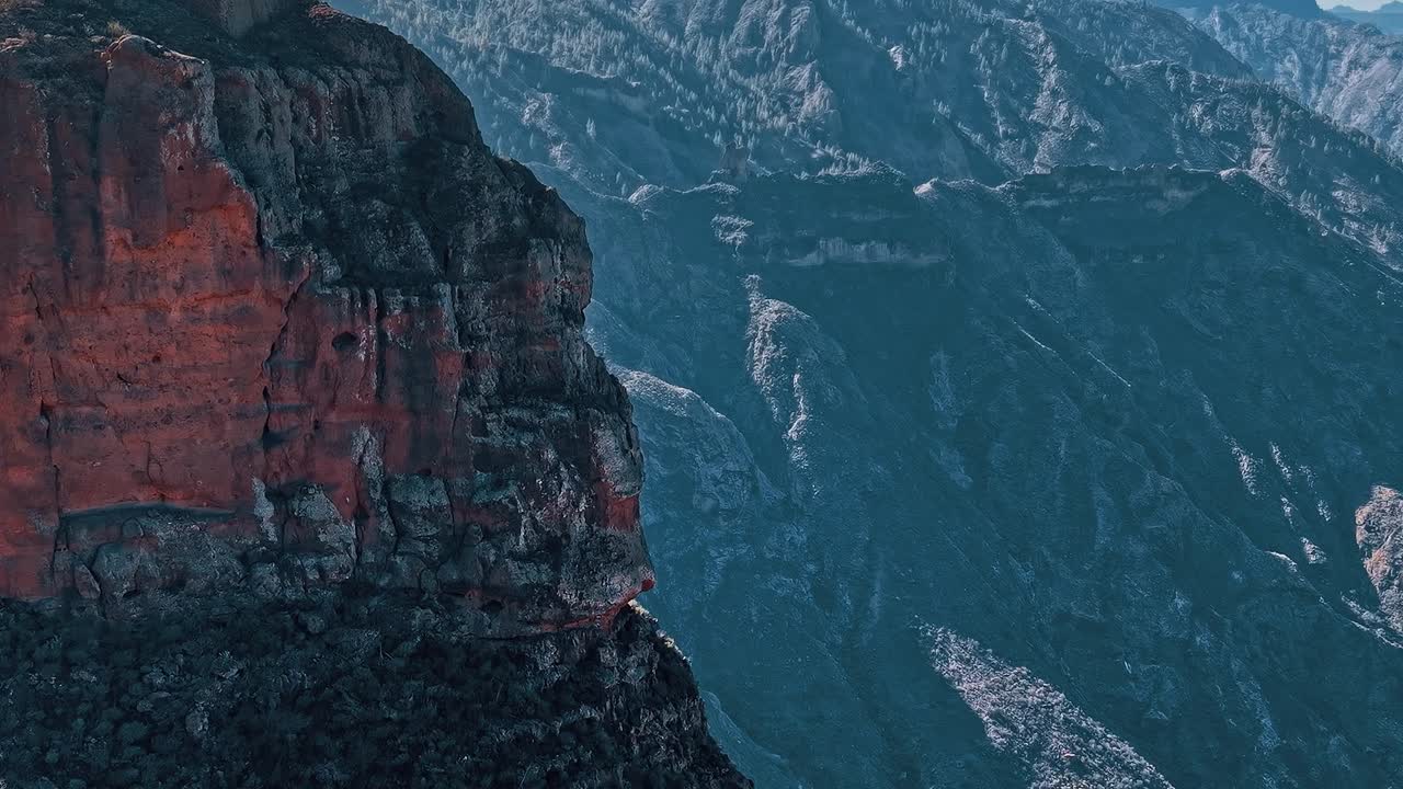 Vista aerea del paesaggio di Gran Canaria mostra montagne e formazioni rocciose
