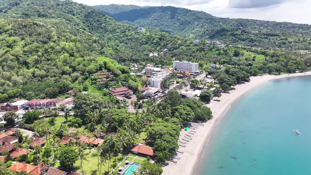 barcos de madera descansando en las costas de arena del complejo en senggigi, isla de lombok, indonesia.