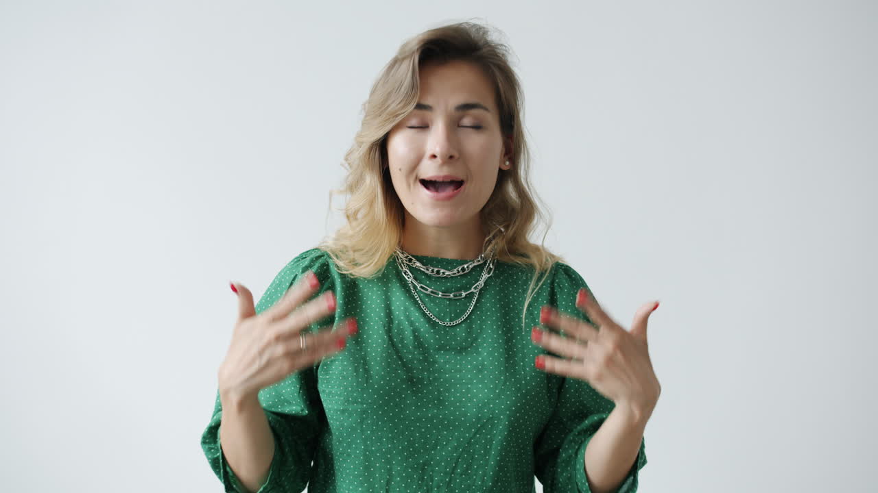 Vrouw die opwinding en verrassing uitdrukt