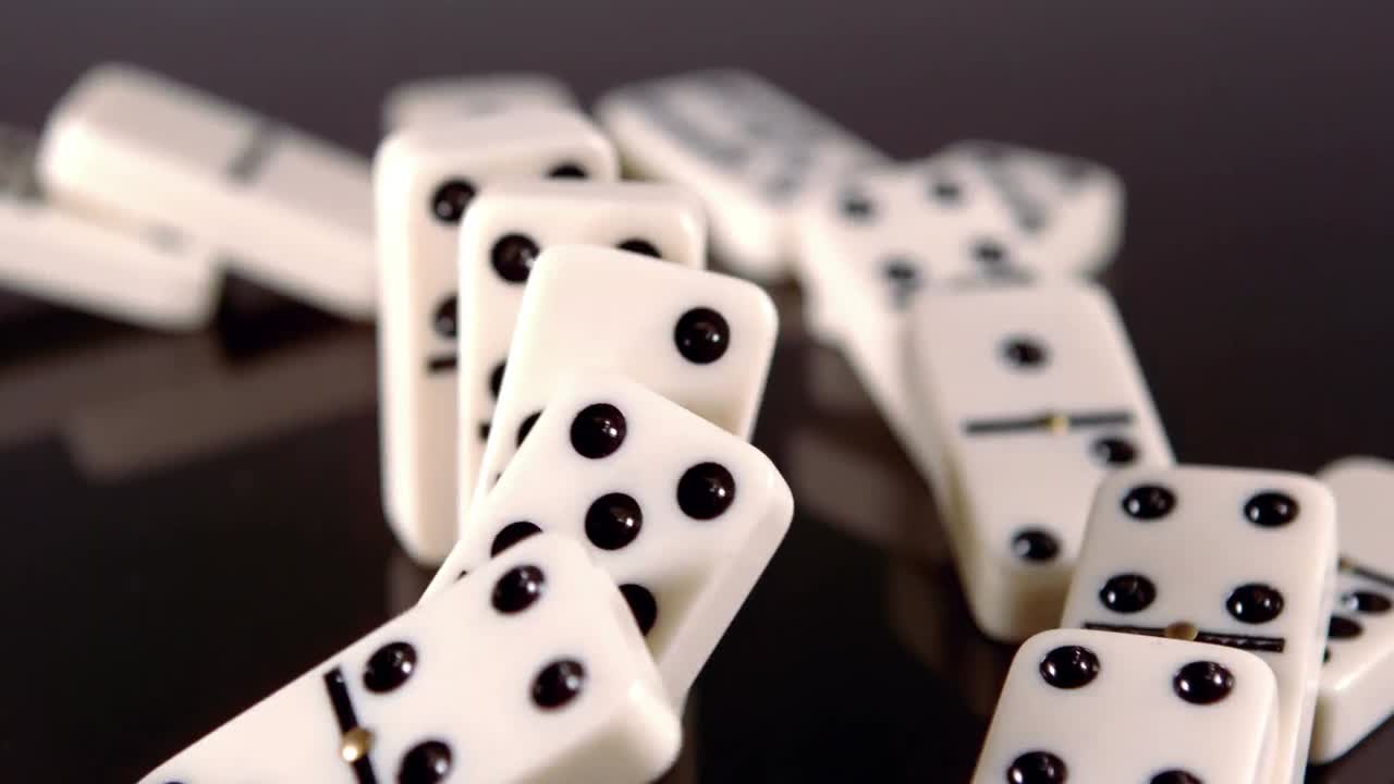 도미노가 다른 도미노를 밀어내고