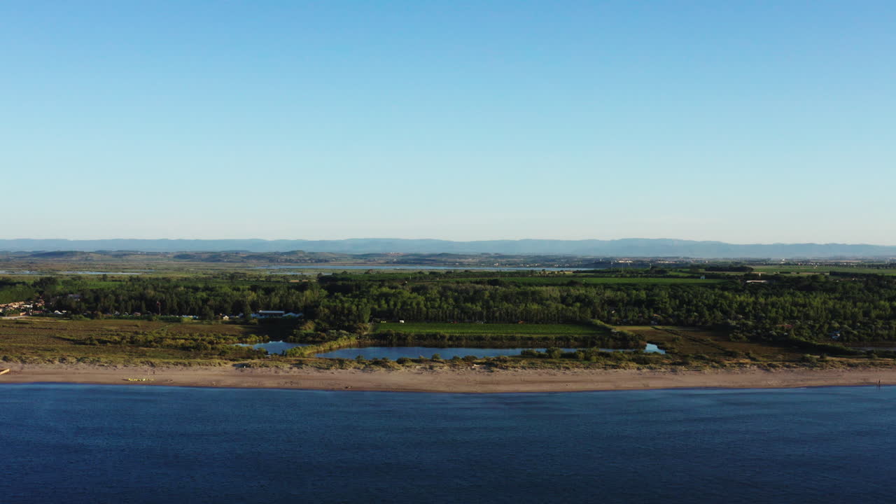 작은 숲과 포도을 가진 해변 풍경 valras plage 공중 촬영