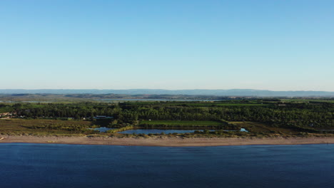 Strand-Mit-Wenig-Wald-Und-Weinberglandschaft-Valras-Plage-Luftaufnahme