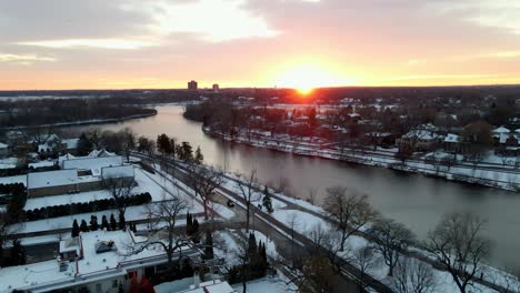 Maravillosa-Puesta-De-Sol-Sobre-El-Lago-De-Las-Islas,-Vista-Aérea-De-Los-Suburbios-De-Minneapolis-Durante-El-Invierno