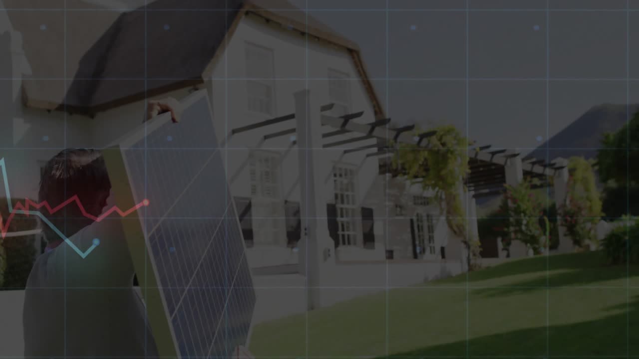 Solcelletekniker løfter panel, sollys aktiverer rutenettoverlegg og graf som viser varierende energiproduksjon