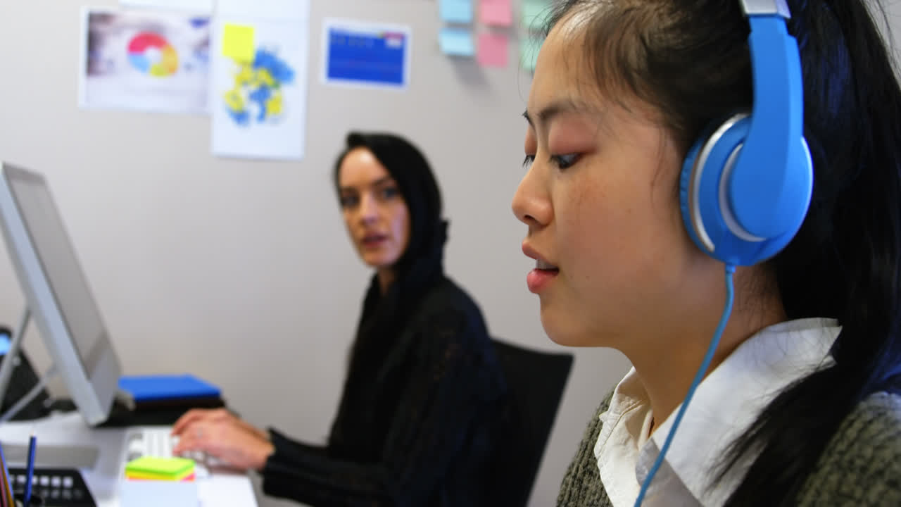 사무실에서 음악을 듣는 비즈니스 임원 4k