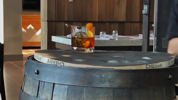 Appelsinskal og kirsebær tilføjet til et glas gylden skotsk whisky