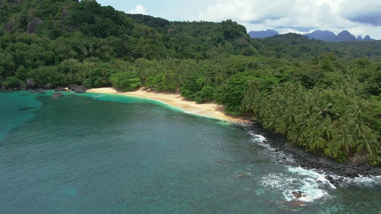 vista aérea de la playa del paraíso en la isla del príncipe, aguas de color turquesa