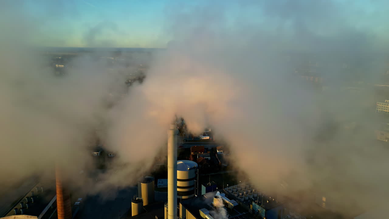 굴 에서 방출 되는 연기 가 도시 풍경 을 오염 시키는 것 의 공중 사진