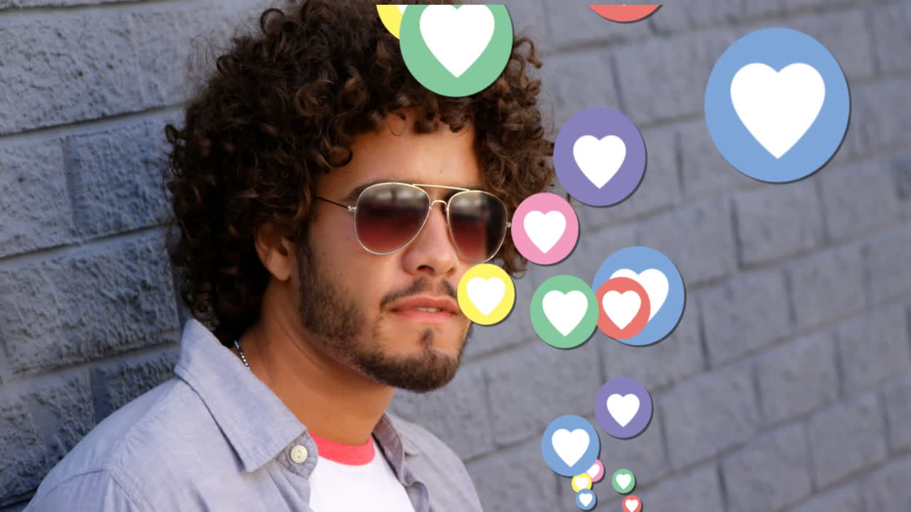 animación de los iconos y números del corazón de las redes sociales sobre un hombre bebiendo café