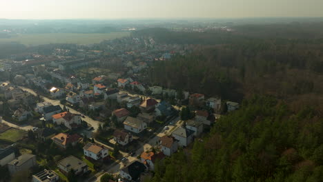 Pequeña-Ciudad-Polaca-En-Un-Suburbio-Que-Bordea-El-Paisaje-Forestal-Durante-El-Día-Soleado