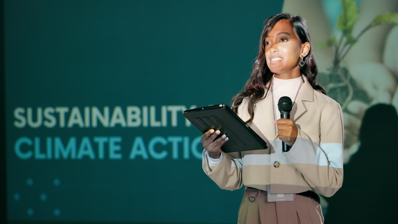mujer haciendo una presentación sobre sostenibilidad y acción climática