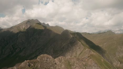 Die-FPV-Drohne-Verfolgt-Schnell-Den-Schroffen-Bergrücken-In-Der-Nähe-Des-Kleinen-Seefeldsees-In-Italien,-Gitschberg-Gebiet