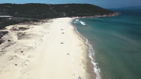 Clip-De-Drones-En-Cámara-Lenta-De-4k-Volando-De-Lado-Alto-Sobre-Una-Playa-Tropical-En-Grecia