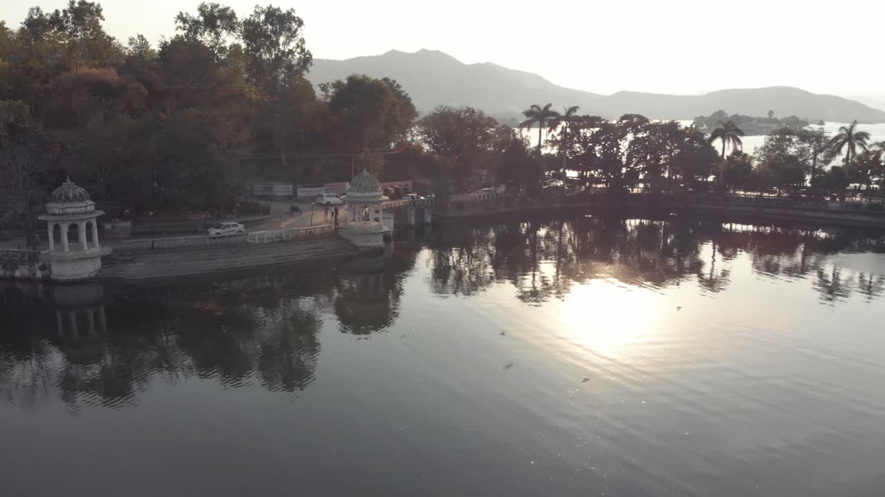 camino a lo largo del lago pichola, udaipur