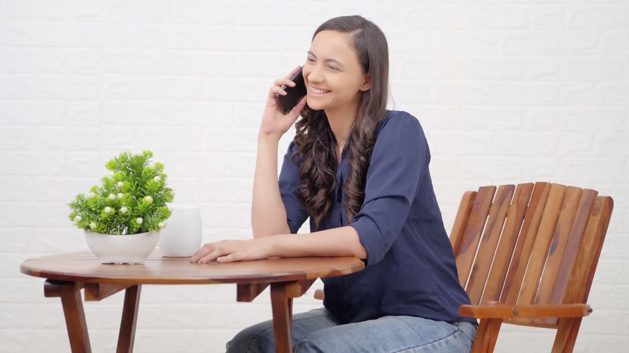 인도 소녀가 전화로 이야기하고 있습니다.