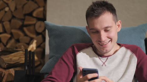 hombre usando teléfono inteligente en casa