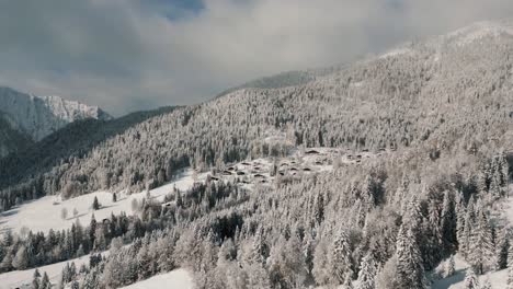 Pueblo-De-Montaña-Paisaje-Nevado-Con-Nieve,-Luz-Solar-Y-Cielo-Azul