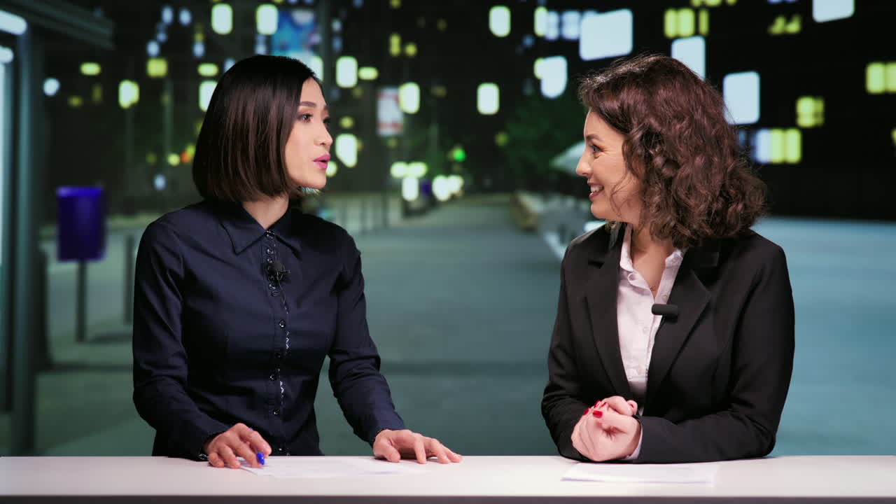 야간 쇼를 진행하는 뉴스 캐스터 팀