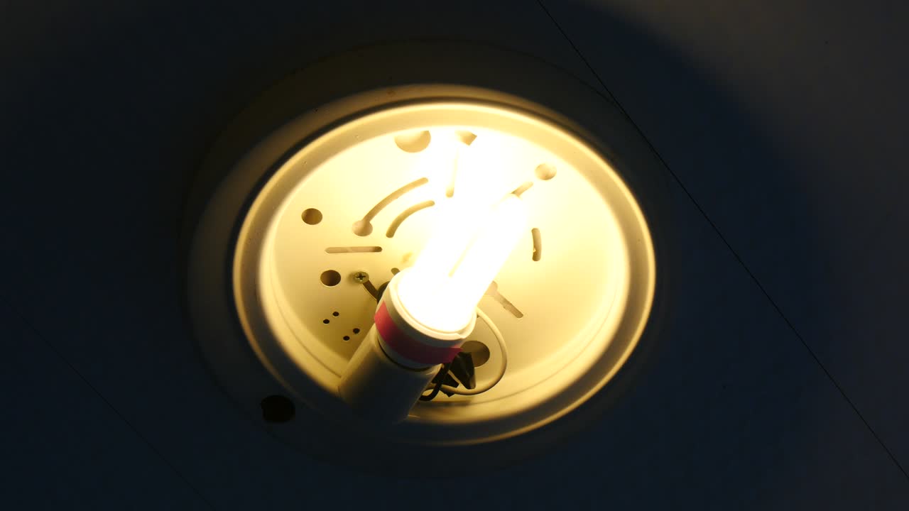 천장 조명을 켜