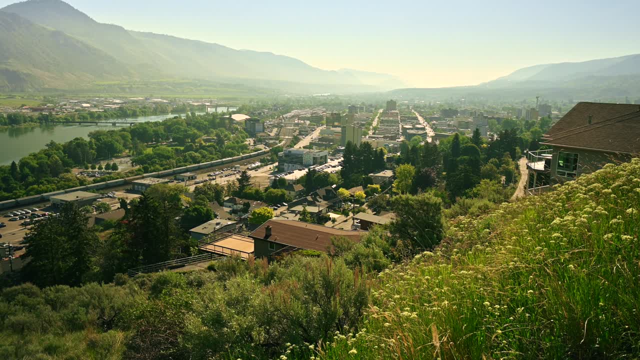Hazy Horizon: Pan Shots Revealing Kamloops' Smoke-filled Skyline