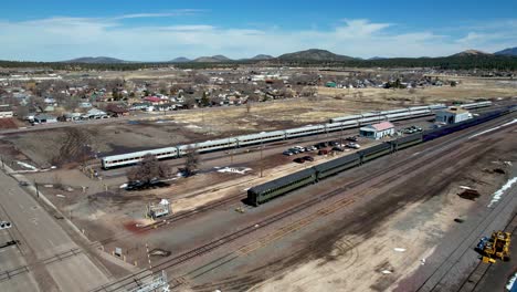 Hohe-Antenne-über-Der-Grand-Canyon-Railway-In-Williams,-Arizona