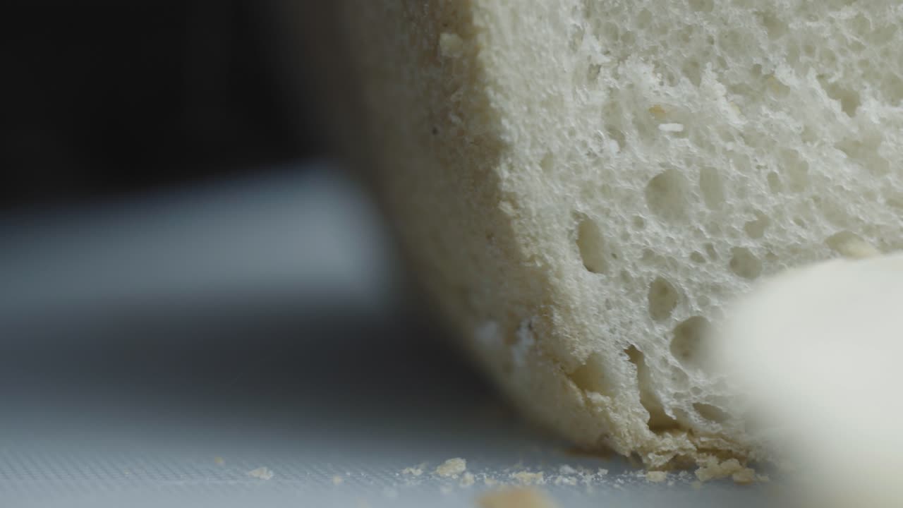 집 부엌에서 토스트 준비하기-2