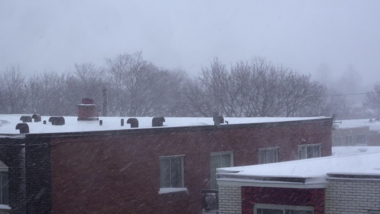 추운 겨울 4k에 도시 아파트 지붕에 강한 바람에 폭설이 불다