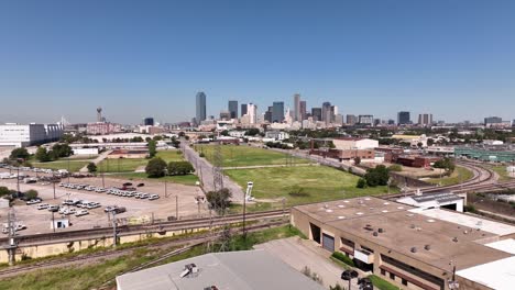cámara aérea moviéndose hacia dallas texas