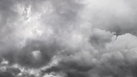 Gewitter-Und-Weiße-Wolken-Am-Himmel