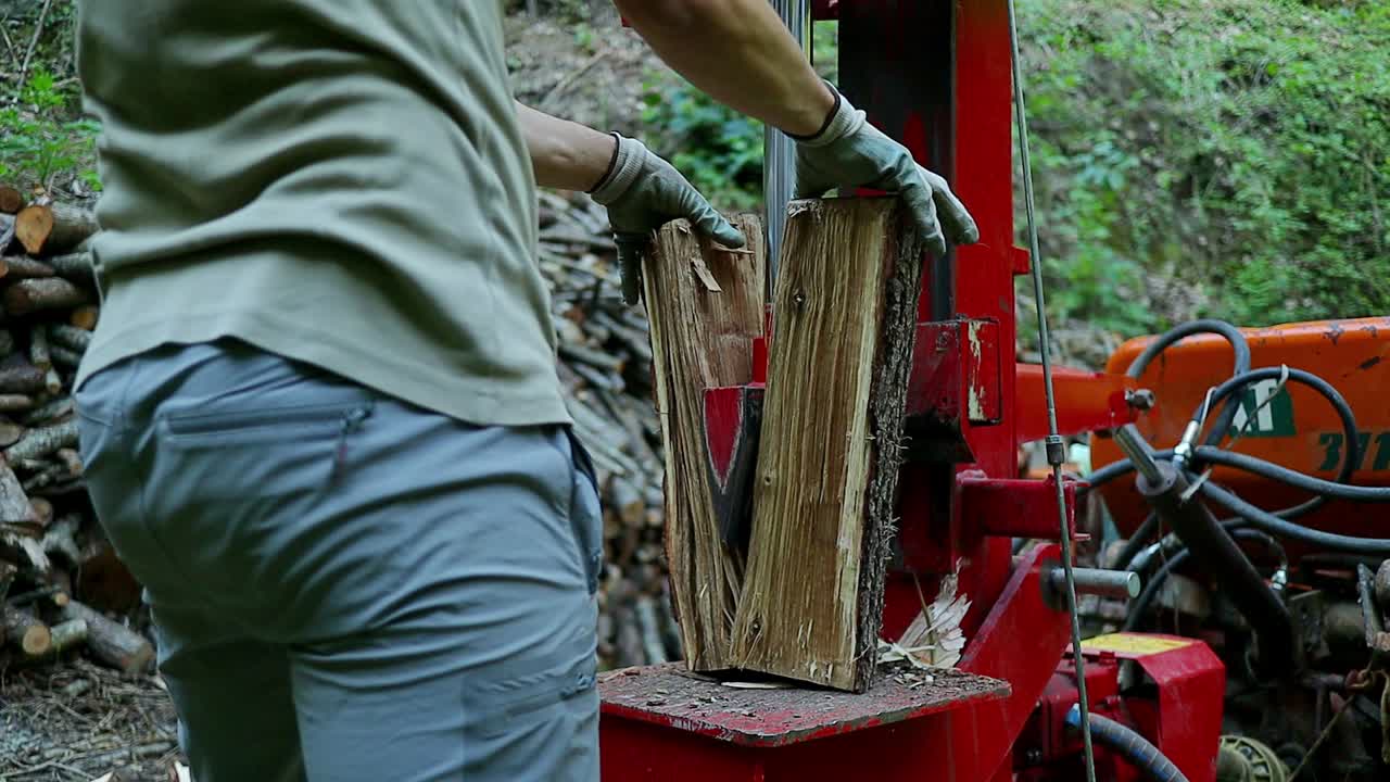 A lâmina hidráulica transforma facilmente toras recém-cortadas em pedaços de lenha