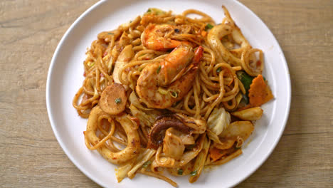 Gebratene-Tom-Yum-Meeresfrüchte,-Getrocknete-Spaghetti---Fusion-Food-Stil