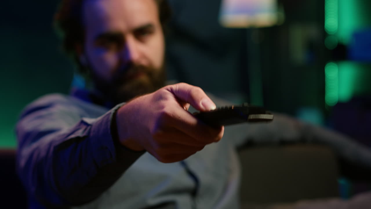 cerca del control remoto utilizado por el hombre para desplazarse a través de los canales de tv