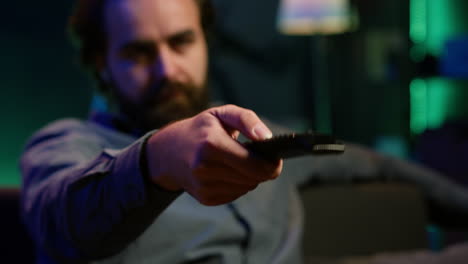 cerca del control remoto utilizado por el hombre para desplazarse a través de los canales de tv
