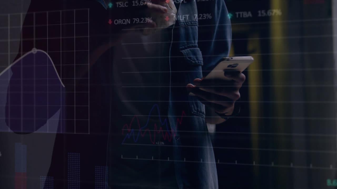 Uomo che tiene un panino, che controlla il telefono per i mercati, causando la comparsa di ticker finanziari che salgono e poi sfumano