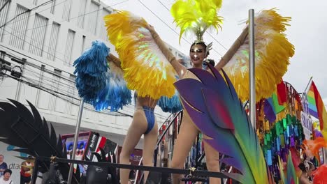 el desfile lgbtq+ en tailandia