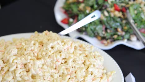 Comida-De-Ensalada-De-Espinacas-Y-Macarrones-De-Fresa-Para-La-Cena-Buffet