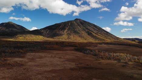 Langsam-Steigende-Luft-über-Weit-Offenem-Sumpfland-Mit-Schönem-Himmel-Und-Berg