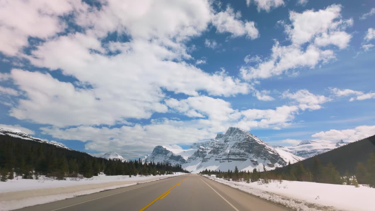 conduciendo hacia el sur en el icefields parkway albert canadá
