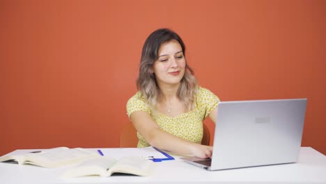 Una-Mujer-Joven-Mirando-Una-Computadora-Portátil-Es-Feliz-Y-Bailando.