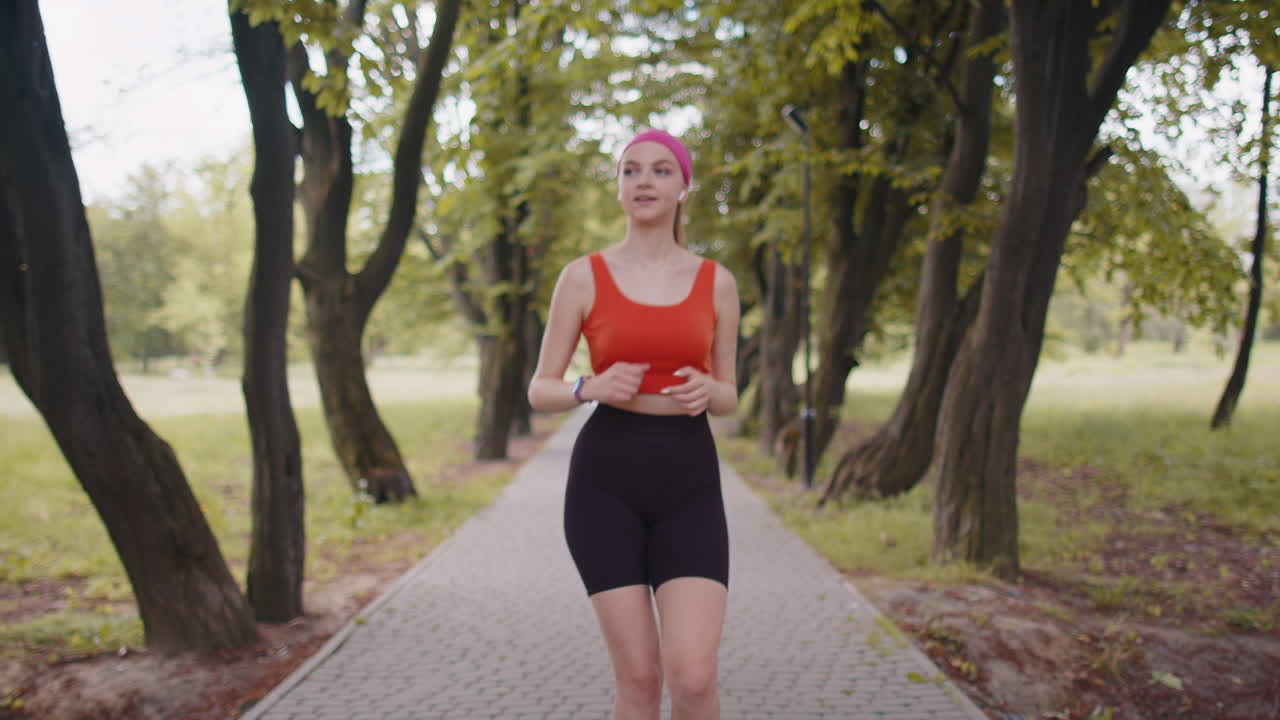 atletismo fitness esporte corredor menina adulta terminando competição de corrida, campeão vencedor de maratona