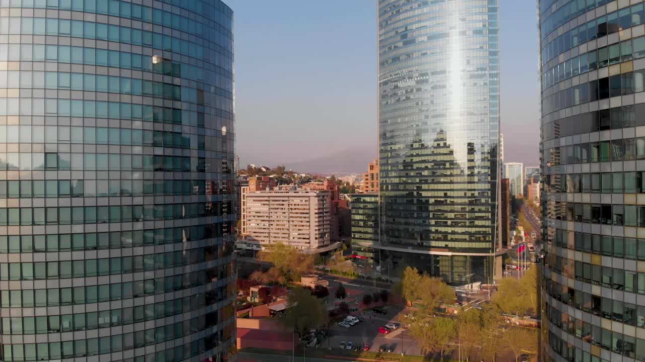 volando hacia atrás entre dos edificios que revelan el horizonte, santiago, chile-4k