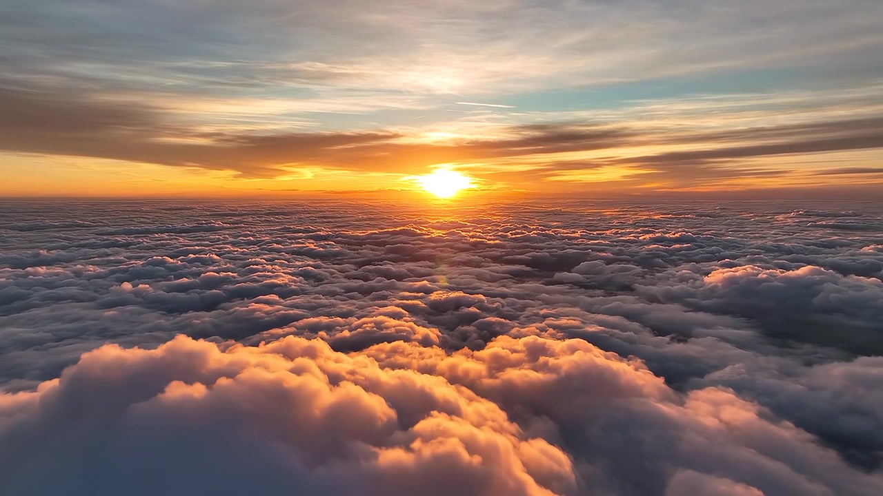 Tramonto dorato mozzafiato sopra un vasto mare di nuvole soffici