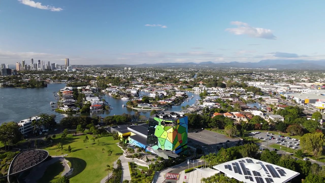 HOTA, Home of the Arts được bao quanh bởi công viên và hồ nước với Surfers Paradise, Úc làm nền. Góc nhìn từ flycam