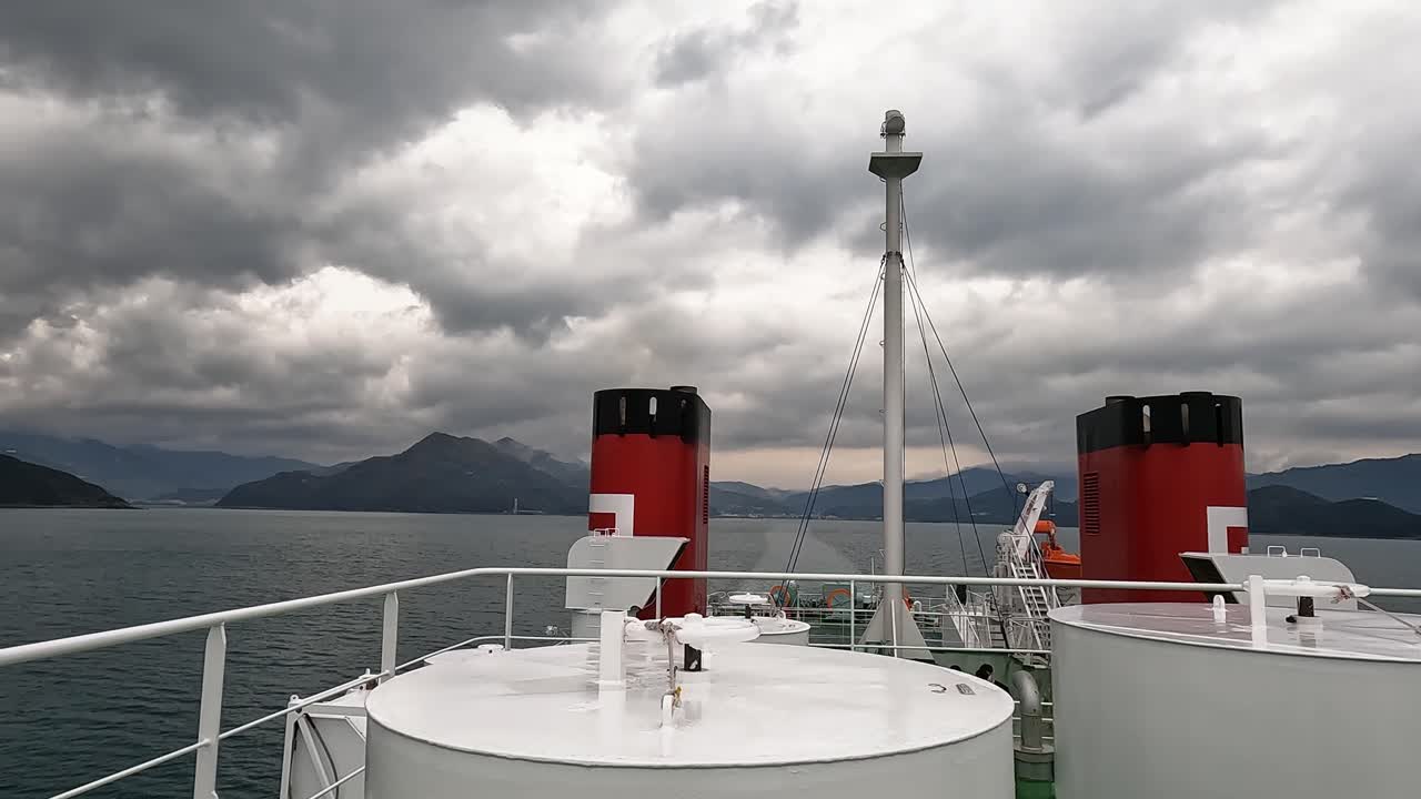 vista sobre el ferry que pasa por el mar interior de seto en japón